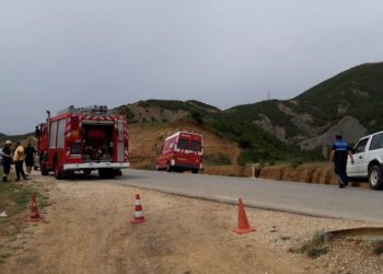 Aksident i rëndë në Gramsh/ Automjeti bie në 40 metra thellësi, nxirret një trup i pajetë, dyshohet për disa të tjerë