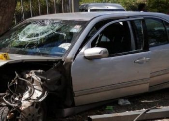 Makina del nga rruga dhe përplaset me pemën, plagoset një grua në Lezhë