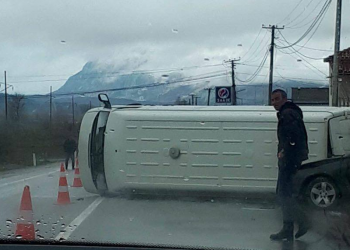 Furgoni del nga rruga në Gramsh, vdes në vend 32-vjeçari, plagosen tre të tjerë