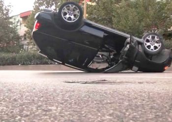 Aksident i frikshëm në aksin Gjirokastër-Tepelenë, makina përfundon e përmbysur