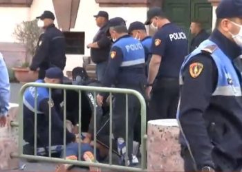 Teatri/ Unioni i gazetarëve: Dhuna policore mbi gazetarët, artistët dhe qytetarët, turp qeverisës