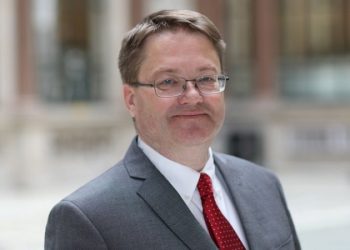 Ambasadori britanik thirrje politikës në Kosovë: Vendimet e Gjykatës Kushtetuese të respektohen nga të gjithë