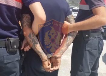 Tentoi të vriste me thikë dy persona, arrestohet 19-vjeçari në Durrës