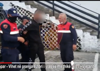 VIDEO/ Policia e Skraparit zbulon vrasësin e të moshuarit dhe e nxjerr me tuta sportive dhe pranga