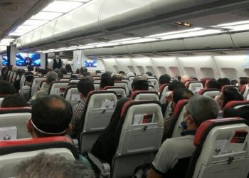 Rregullat e reja të fluturimeve, 1.5 metra distancë, maska do të ndërrohet çdo 4 orë