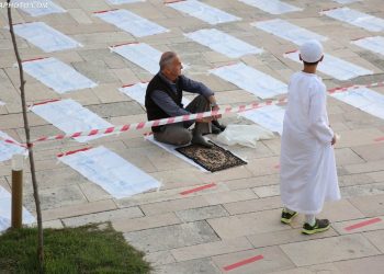 FOTOT/ Covid-19 ndryshoi traditën e faljes së Namazit në xhaminë kryesore të Durrësit