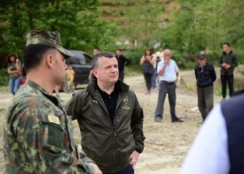 Balla dhe Xhaçka inspektojnë punimet për ndërtimin e urës “Bailey” në Papërr: Përfitojnë më shumë se 1 mijë euro