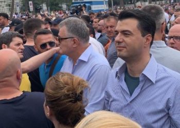 Nuk ka më gjoba/ Pas protestës për Teatrin procedohet penalisht Basha, Kryemadhi, Mediu, Gjata dhe artistët