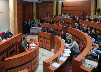 Këshilli Bashkiak Tiranë mblidhet online, në fokus projekti i Teatrit të ri dhe heqja e dy taksave