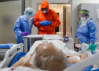 Britania fillon provat klinike për trajtimin e pacientëve me COVID-19 me ilaçin remedesivir