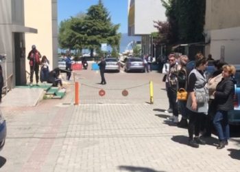 Gjykata lë në burg 19-vjeçarin që goditi efektivin, familjarët e të riut përplasen me policët: Mirë ia bëre plehrave