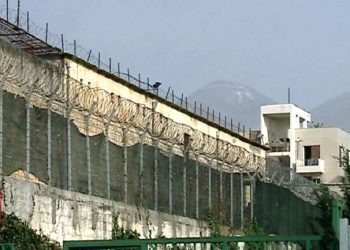 COVID-19 “pushtoi” edhe burgjet/ 18 të burgosur rezultuan pozitivë, disa janë ende aktivë