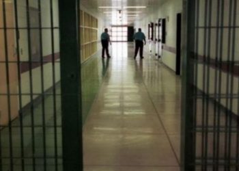 Tre të dënuar në burgun e Vlorës pasi dhunojnë një tjetër, s’kursejnë as gardianin/ Mbyllen në biruca