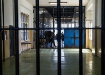 COVID-19/ Rikthehen në shtëpi për 3 muaj 372 të burgosur, 17 të tjerë nuk i pranon familja