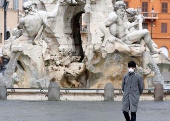 Rregullat e reja të fluturimeve, 1.5 metra distancë, maska do të ndërrohet çdo 4 orë