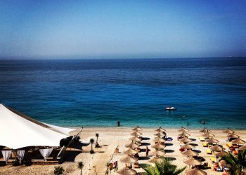 Hedhje mbeturinash dhe ndërtim i paligjshëm në bregdet, gjobë dhe procedim penal pronarit të resortit në Himarë