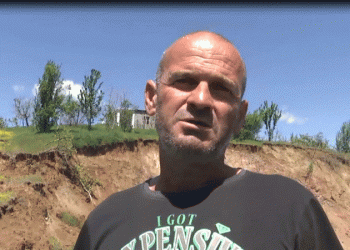 Shembja e tokës/ Banorët e Bazit të Matit në rrezik: Po na zënë shtëpitë, rruga e shkatërruar