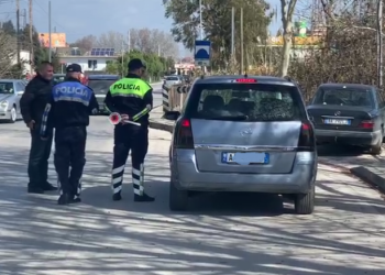 Plagosi me mjete të forta në kokë fqinjin, arrestohet 33-vjeçari në Fier