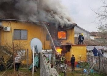 VIDEO/ Shkrumbohet një banesë në Lezhë, e moshuara asfiksohet nga tymi