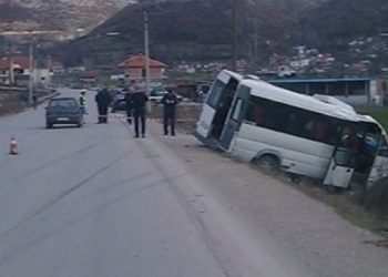 Elbasan/ Furgoni i mallrave del nga rruga, plagoset drejtuesi i mjetit
