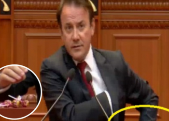 ‘Po deshe mbaji në gojë…’/ Nxori lëpirëset, Byroja përjashton 10 ditë nga Parlamenti Ralf Gjonin