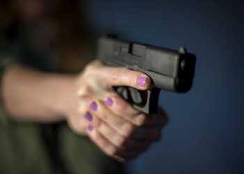 Kanos me armë zjarri fqinjën e saj për vendin e parkimit, arrestohet një grua në Durrës