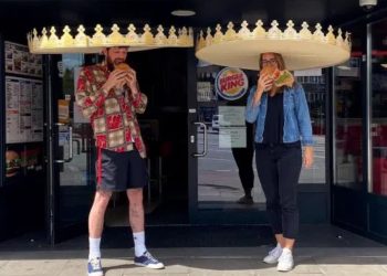 FOTO/ Kurora kartoni gjigante për ruajtjen e distancës, gjetja anti-covid e linjës së fast food