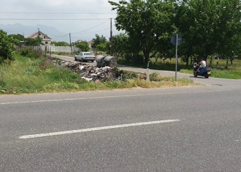 Imazh i shëmtuar për Shqipërinë/ Rruga Shkodër-Malësia e Madhe e mbushur me mbeturina në çdo cep