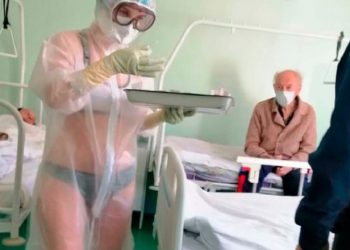 Njihuni me infermieren 20-vjeçare, që u shërben e zhveshur të infektuarve nga COVID-19