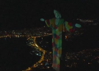 Brazili/ Statuja e Jezu Krishtit “mbulohet” me fruta e perime