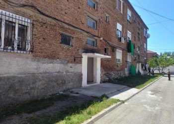 Korçë/ Tentoi të rrëmbente vajzën 4-vjeçare në mes të lagjes, gjykata shtron në psikiatri 20-vjeçarin (EMRI)