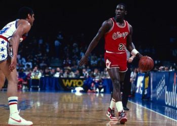 “Çmenduri”/ Atletet e Michael Jordan të vitit 1985 shiten për shifrën “stratosferike”