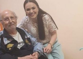 U shtrua në spital disa ditë më parë, Mirush Kabashi shfaqet në karrige me rrota: Tani jam mirë