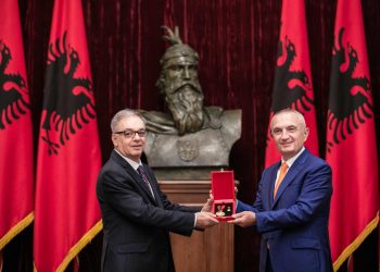 Presidenti Meta vlerëson me titullin “Mjeshtër i Madh”, aktorin Kastriot Çaushi