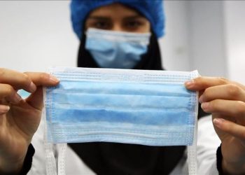 Ekspertët ngrenë alarmin: Maskat e fytyrës gjatë verës janë të rrezikshme për shëndetin