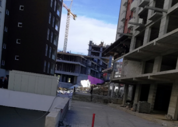 Bie nga pallati ku po punonte, humb jetën punëtori në Tiranë