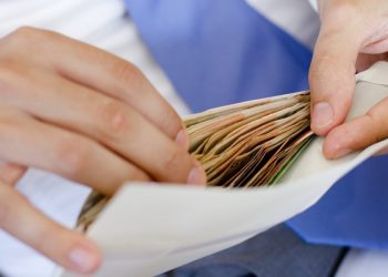 Informaliteti në punë/ Tatimet zbulojnë 316 profesione me paga të nëndeklaruara