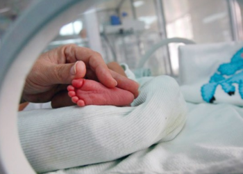 Shqipëria në procesin e shpejtë të plakjes/ Vetëm 11 lindje me shumë se vdekjet në janar-mars