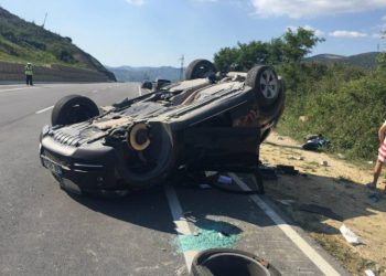 Aksident i frikshëm në Elbasan/ Përmbyset makina, 3 të plagosur dërgohen me urgjencë në spital