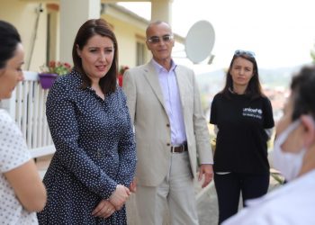 Dita Kombëtare e Jetimëve/ Manastirliu vlerëson punonjësit e kujdesit social: U vetëizoluat për t’ju shërbyer fëmijëve