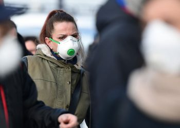 Sherri për vendosjen e maskës, polici i sigurisë qëllohet me plumb në kokë nga klienti