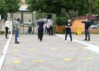 Tiranë/ Maturantët rikthehen në shkollë, 16 nxënës rezultuan me temperaturë