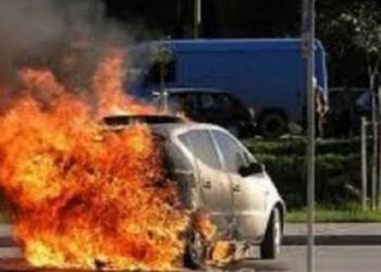 Tiranë/ Makina merr flakë në ecje, drejtuesja e mjetit shpëton mrekullisht