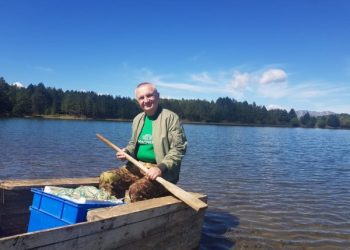 VIDEO/ Me pantallona ushtarake mbi varkë, Ilir Meta del të gjuajë peshk me rrjetë