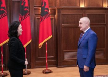 Të gjithë kundër Metës