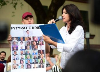 Bën moral për Teatrin/ Ish-ministrja e Arsimit e Lulzim Bashës, nuk di të shkruajë pa gabime