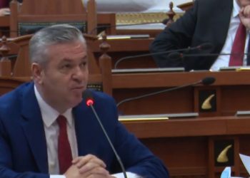 “Jeni bërë shejtanër, po ju hyn ujë nga poshtë”/ Murrizi flet për kodet e shumicës për opozitën jashtëparlamentare