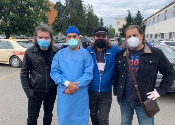 Një surprizë e ëmbël nga “Tre muskutjerët”, Redon Makashi, Elton Deda dhe Aleksandër Gjoka dhurojnë maska për spitalin Infektiv