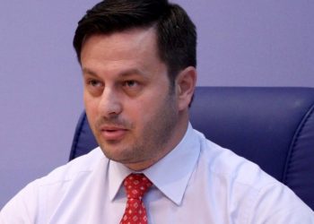 Ndreca ”i nxjerr bojën” ish ministres së Bashës: Hotelin e desh me 5 yje në Gjakovë për vete, por teatrin e do prej kashte për kulturën