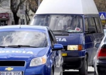 Pukë/Terrorizoi banorët e një fshati dhe qëlloi disa herë me armë në ajër, pranga të riut